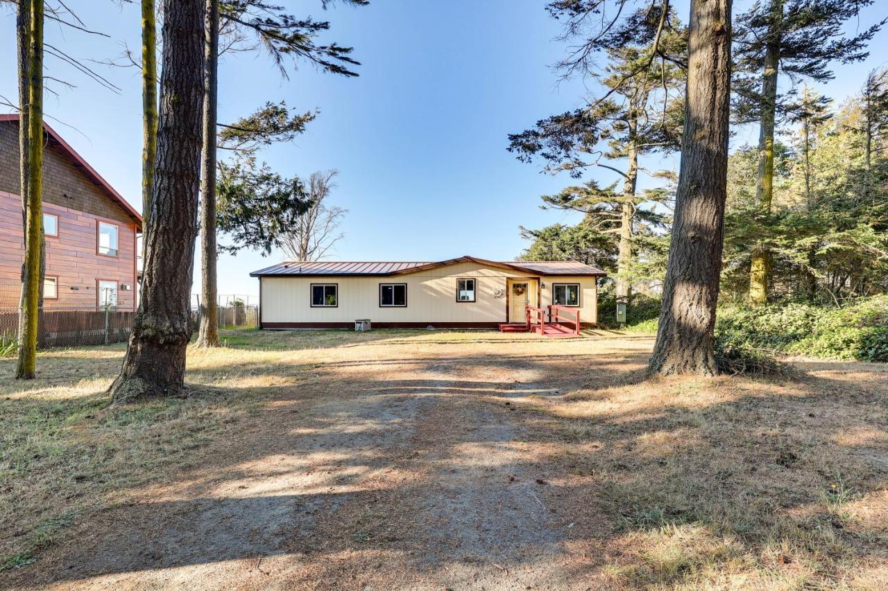 Oceanfront Port Angeles Home With Yard And Views! Exterior photo