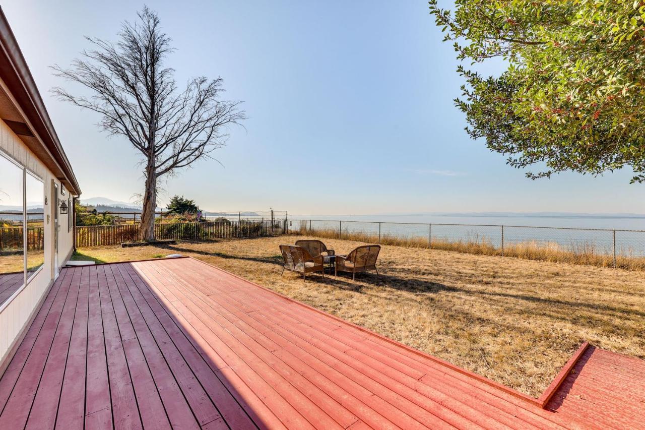 Oceanfront Port Angeles Home With Yard And Views! Exterior photo